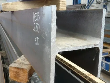 Nagy teherbírású HEB acélgerenda ipari építkezésen