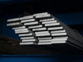 Melegen hengerelt laposvas köteg raktáron